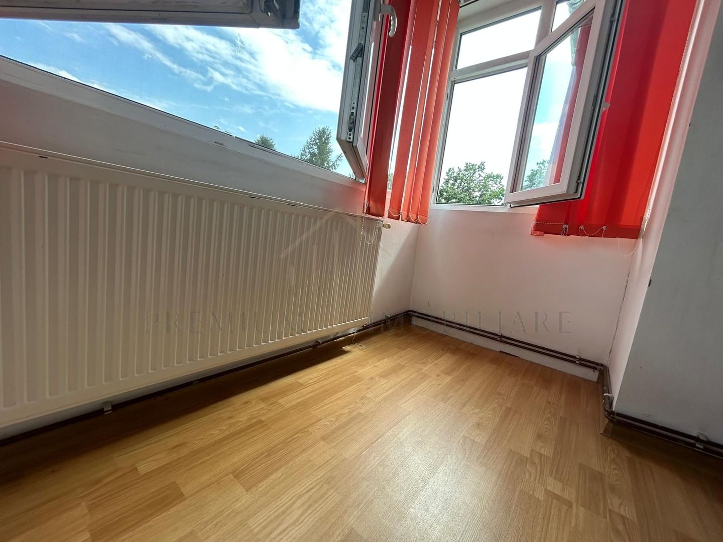 De vanzare apartament 2 camere zona Judecatorie Onesti - Poză 3