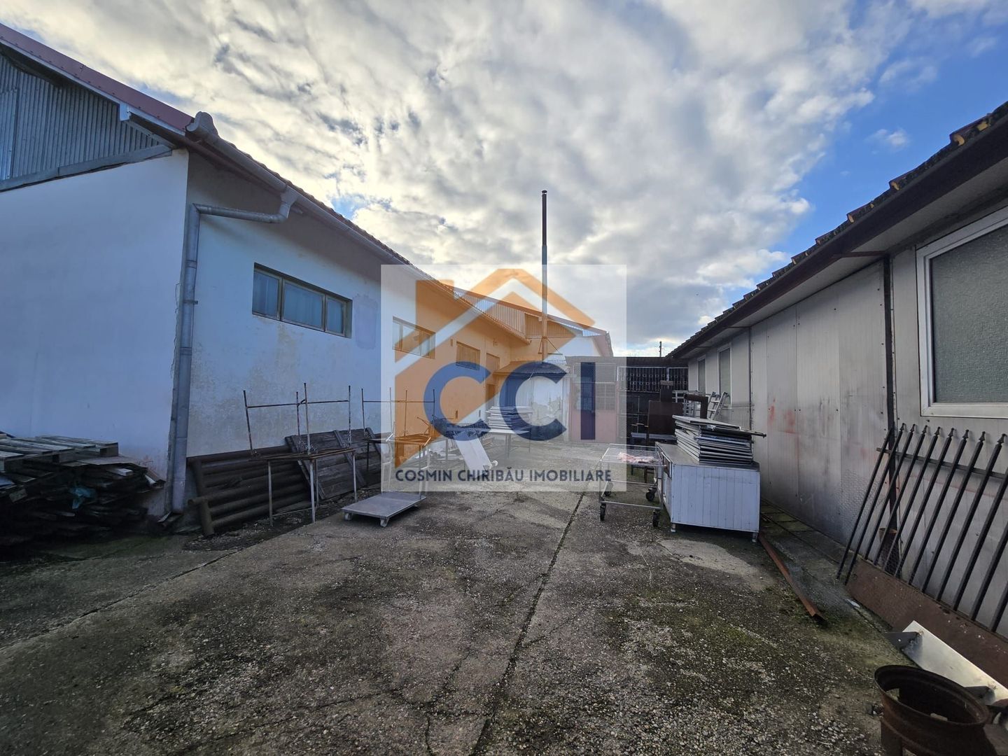 Se oferă spre vânzare / închiriere clădire cu spațiu comercial - Poză 6