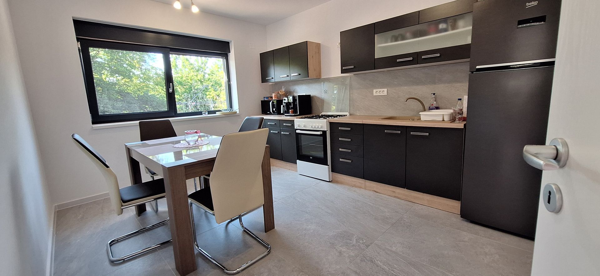 Casa individuala parter cu garaj - Dumbravita - Poză 8