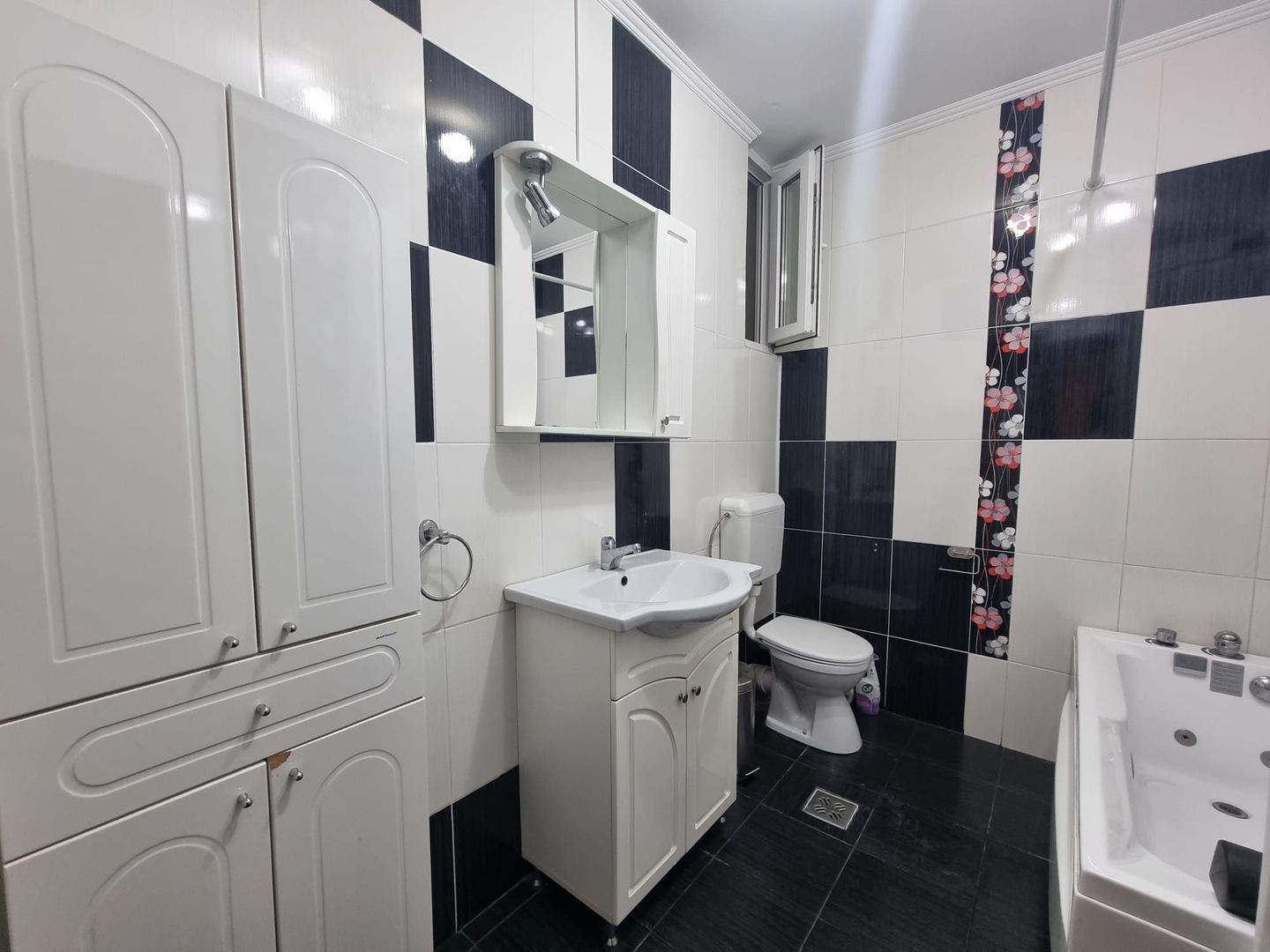 Vila generoasa de inchiriat intr o zona principala a orasului - Poză 6