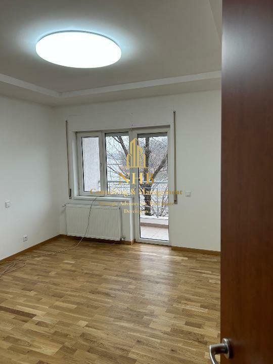 Vila pe malul lacului - Poză 4