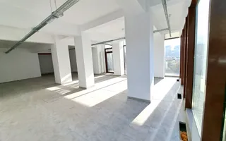 Spatiu comercial vitrine, vad stradal - Poză 11