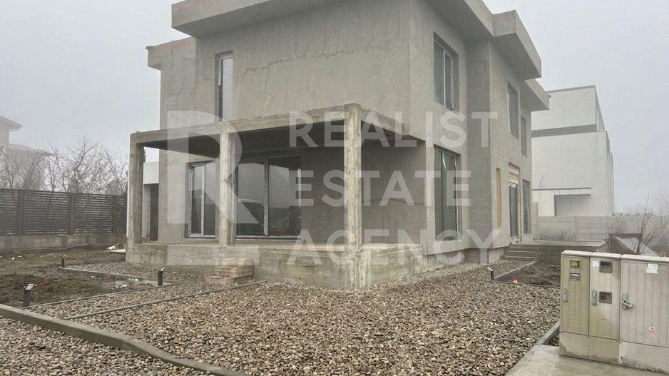 Casă P+1, 315 m² utili | Teren 1.530 m² | Pe malul lacului Ostratu - Poză 1