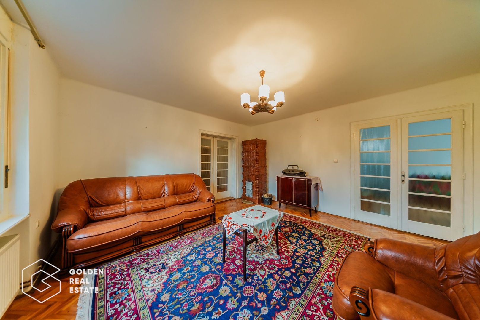 Vila superba, P+E,  Cuvin, 9 camere, 200 mp si teren 1300 mp plus anexa 3 camere - Poză 1