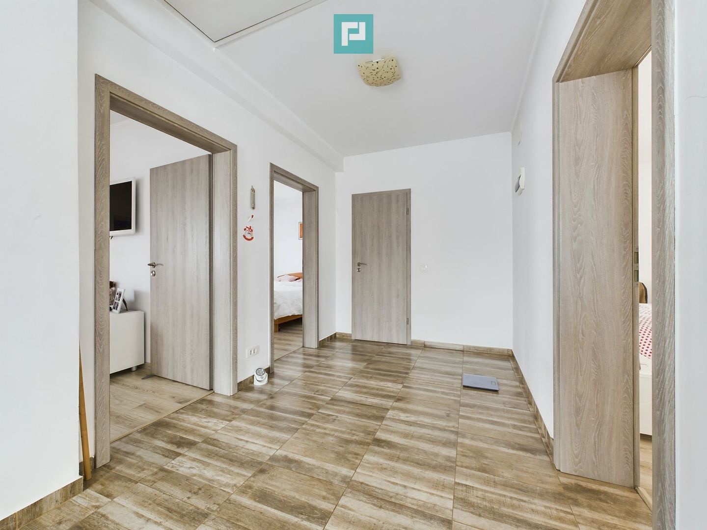 Casă Impresionantă Curte Generoasă Construcție de Calitate Berceni - Poză 13