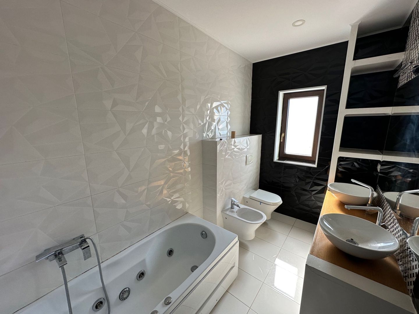 CASA SPATIOASA  CU GARAJ SI TEREN DE 600 MP - Poză 12