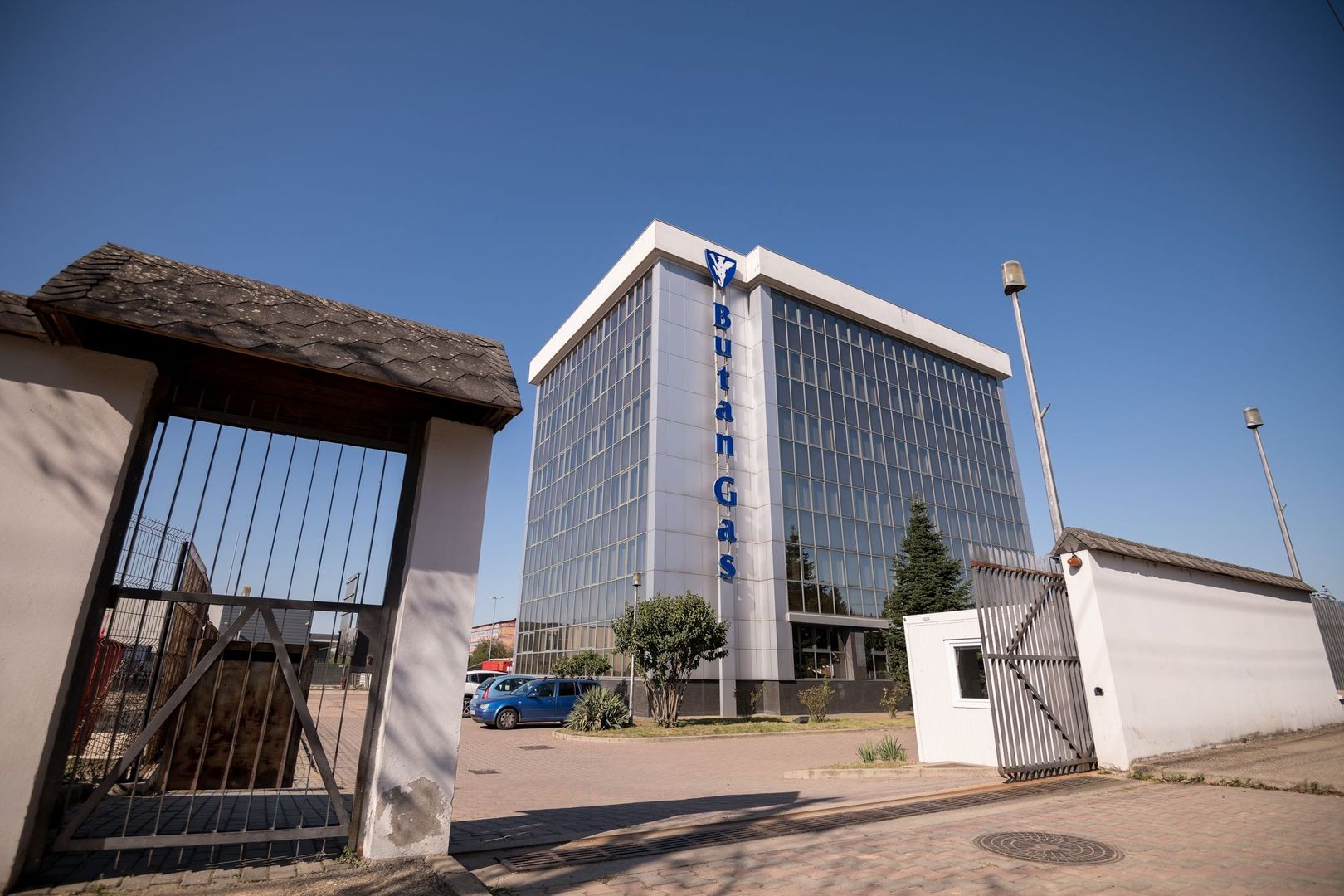 Cladire cu functiuni mixte - Poză 2