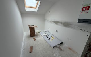 Decomandat. Zona Buziasului. Parcare in curte. - Poză 12