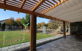 Curte, 4 apartamente, 8 camere, perfectă pt activități educaționale-Dumbravita - Poză 30