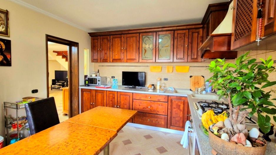 Cauți o casă mare sau spațiu pentru business? Aici le ai pe ambele! - Poză 3