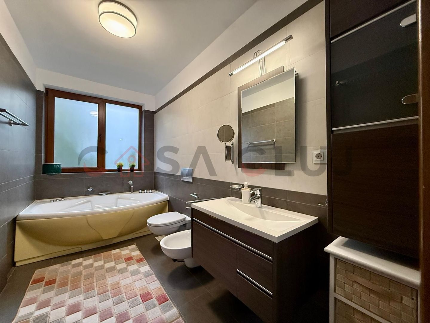 Apartament în vilă, curte, la cheie, parcare, Europa - Poză 8