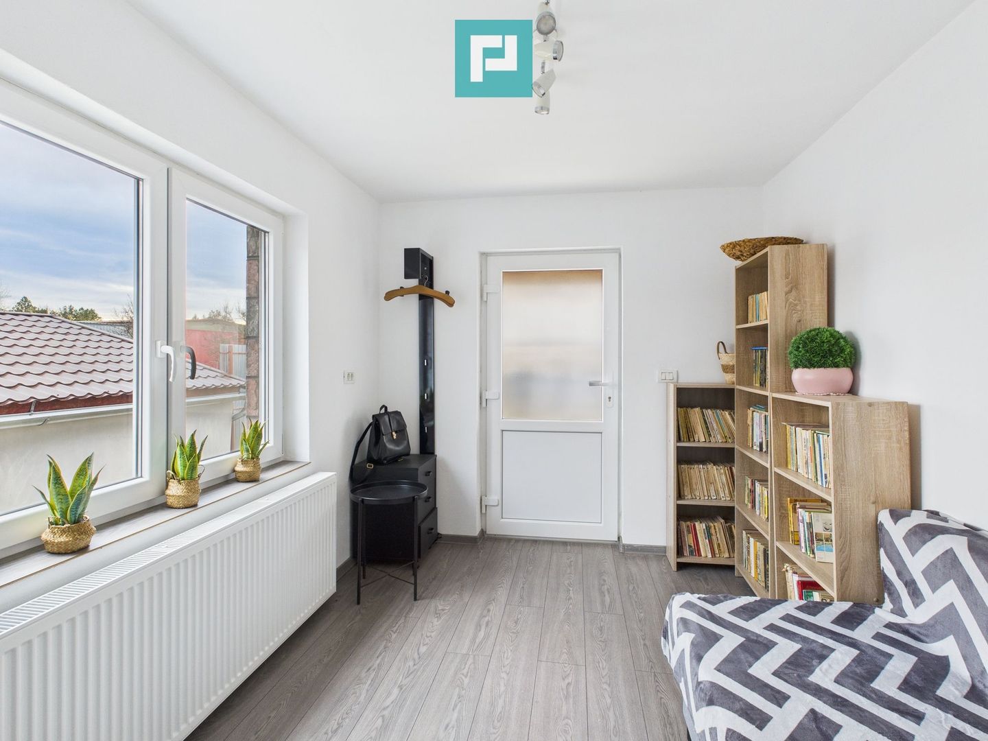 Casă cu 4 camere în Curtici pentru investiții - Poză 8