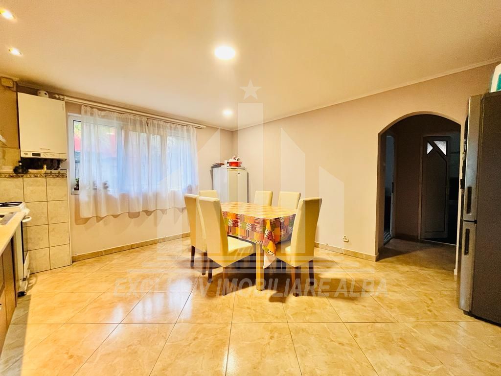 Apartament cu 2 camere decomandate, Cetate zona foarte buna - Poză 2