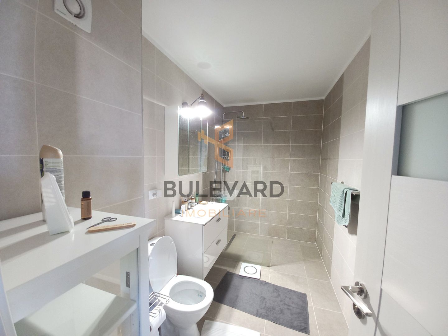 Apartament ultrafinisat 2 camere, terasa, zona semicentrala. - Poză 5