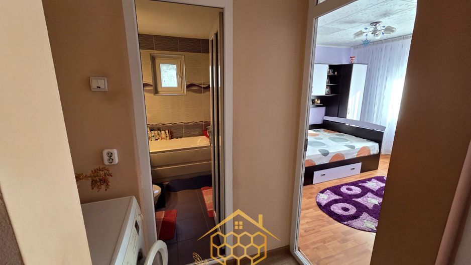 Apartament cu 3 camere in zona centrala - Filiasi - Poză 11
