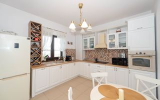 Vila in Tunari cu garaj si spatii de depozitare - Poză 13