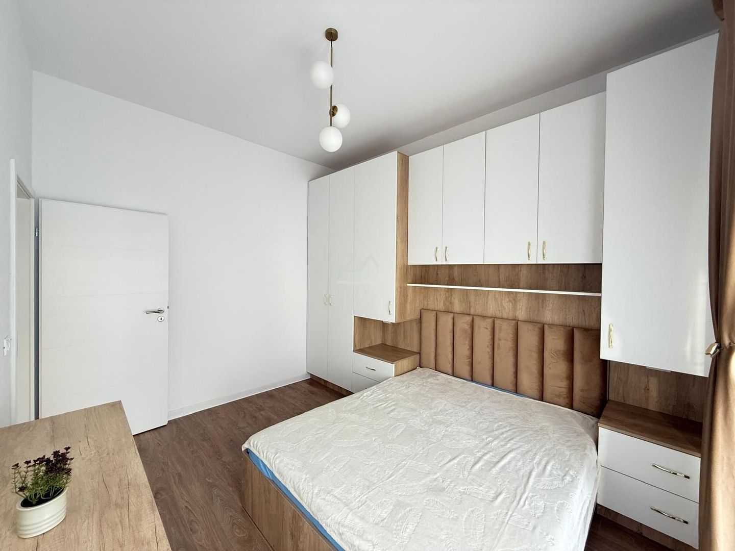 Disponibil imediat. Etaj 1. Bucatarie inchisa. Loc de parcare. - Poză 2