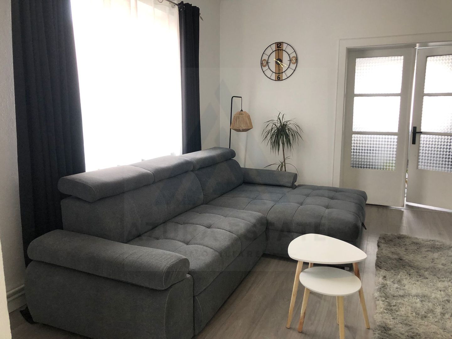 Casa renovata 250 mp utili si teren 935 mp in zona centrala Cisnadie - Poză 1