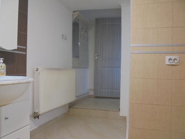 In centrul orasului! Vanzare casa renovata in Targoviste - Poză 6