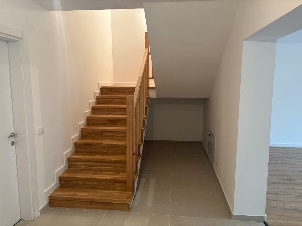 Vila moderna spatioasa - Poză 6