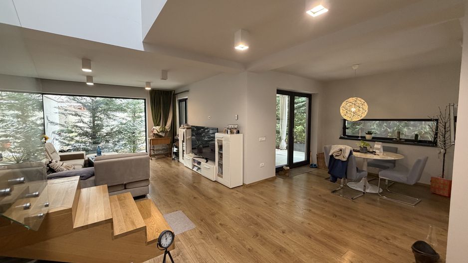 Duplex modern – arhitectură contemporană, spații luminoase - Poză 5