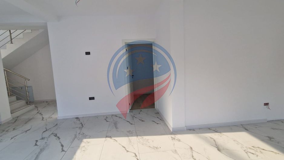 Casă modernă de lux – 4 camere, teren 373 mp, curte amenajată - Poză 3