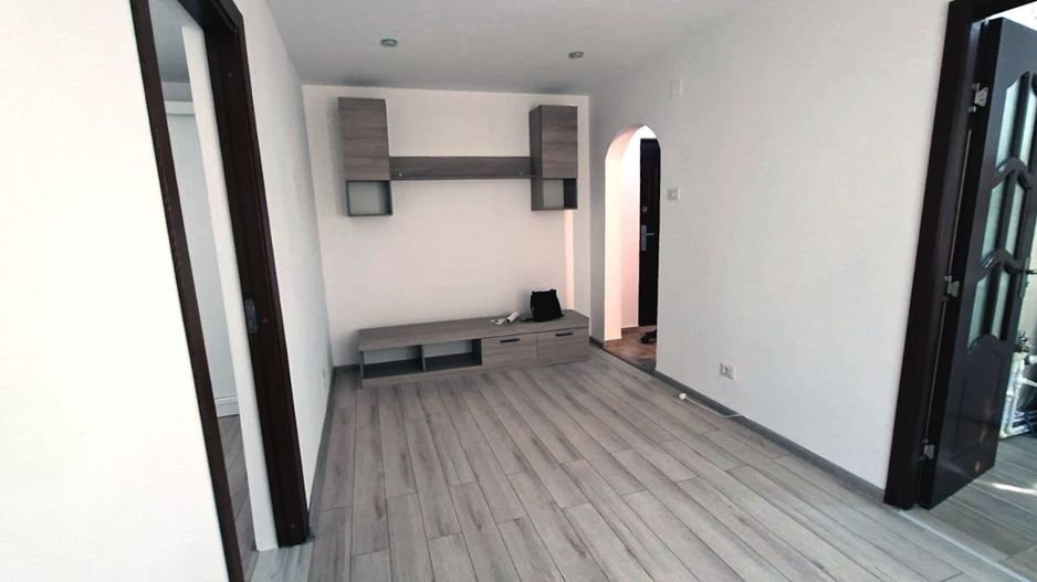 Apartament cu 2 camere, complet renovat, în zonă centrală din Tecuci - Poză 1