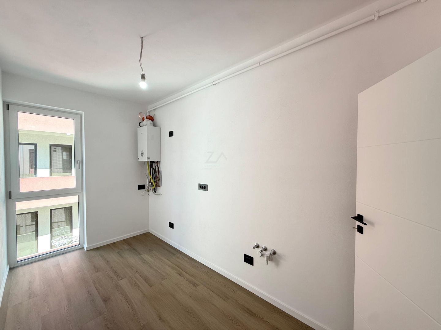 Ap pe 2 niveluri. Bucatarie inchisa, 2 bai. 2 locuri de parcare. - Poză 4