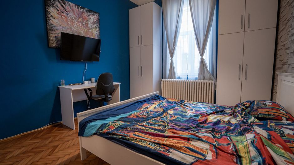 Apartament central de vânzare – la curte comună - Oradea - Poză 2