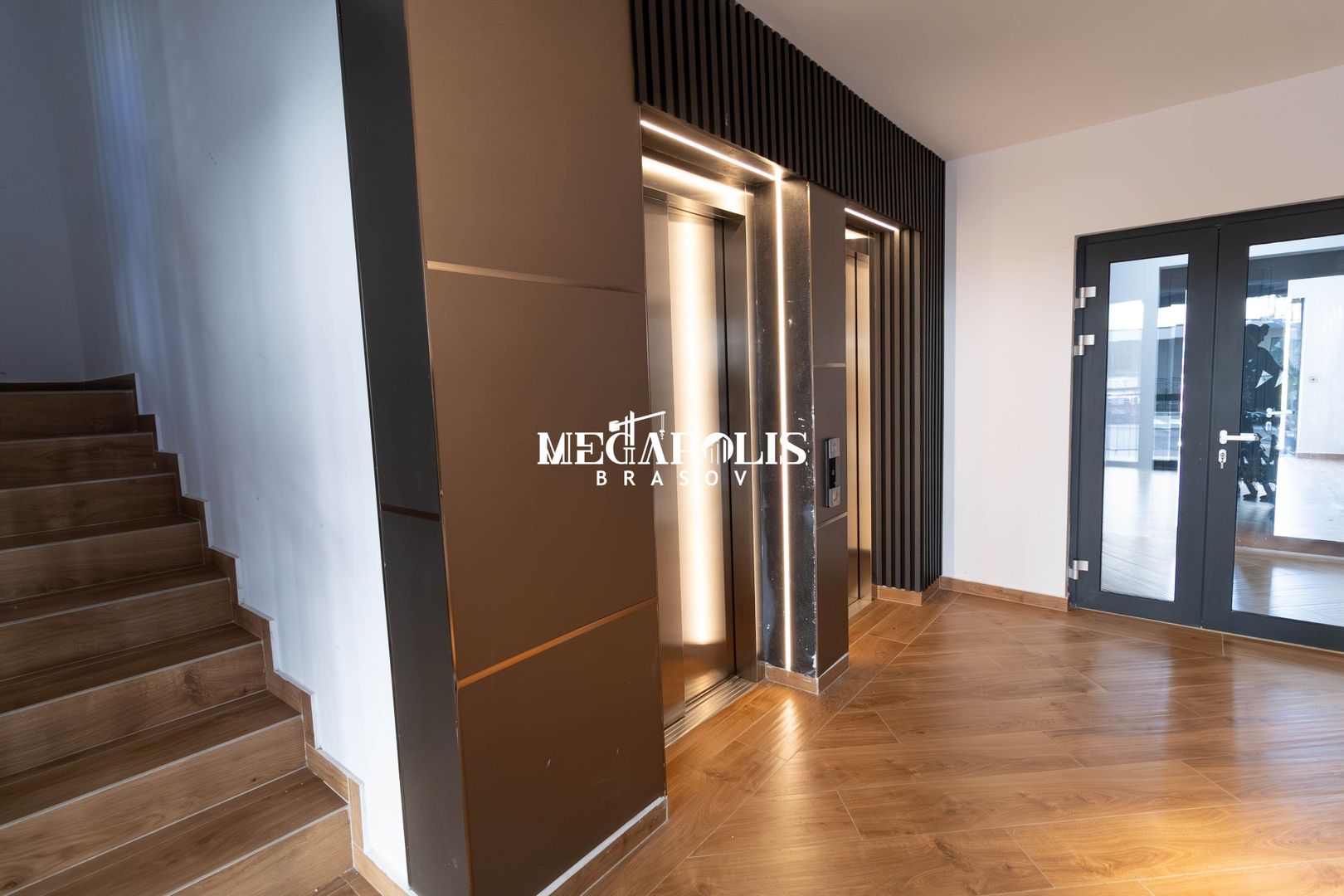Schimb apartament 3 camere Tractorul cu 2 camere + 70.000 € diferență - Poză 2