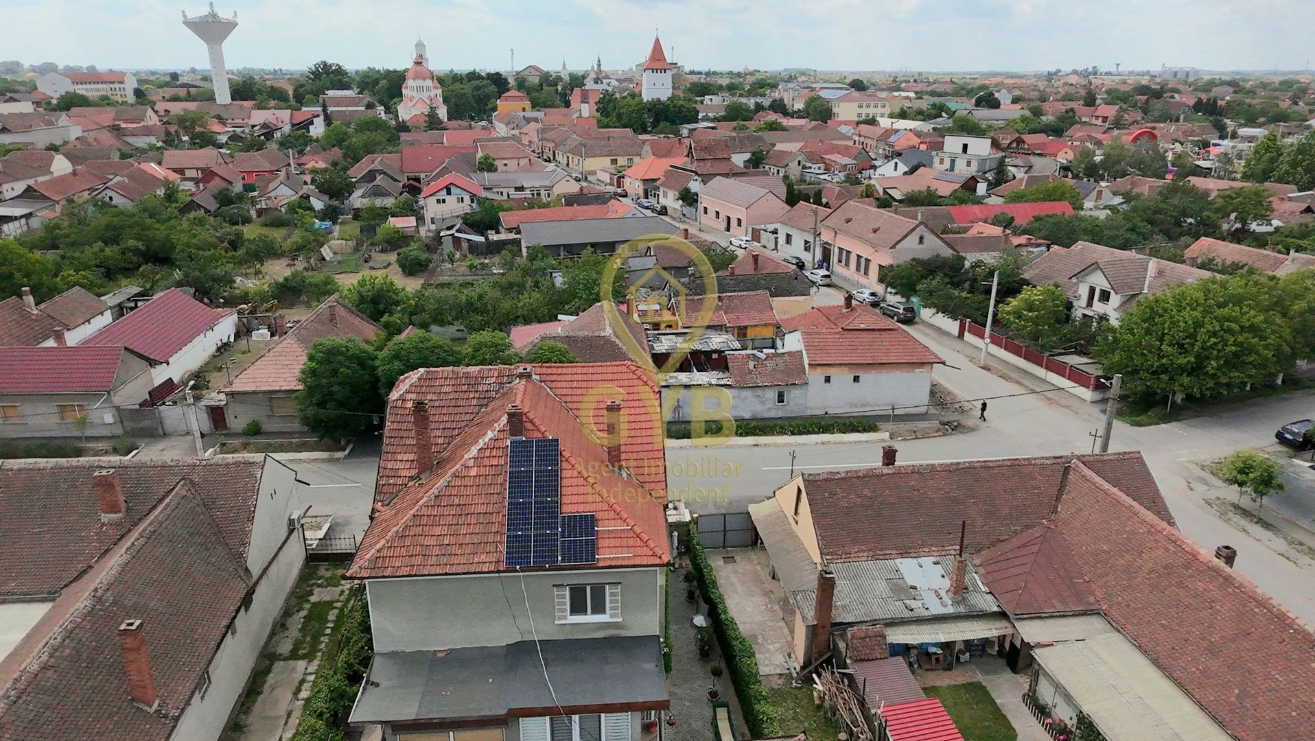 Casă cu garaj și panouri fotovoltaice în centrul orașului Salonta - Poză 19