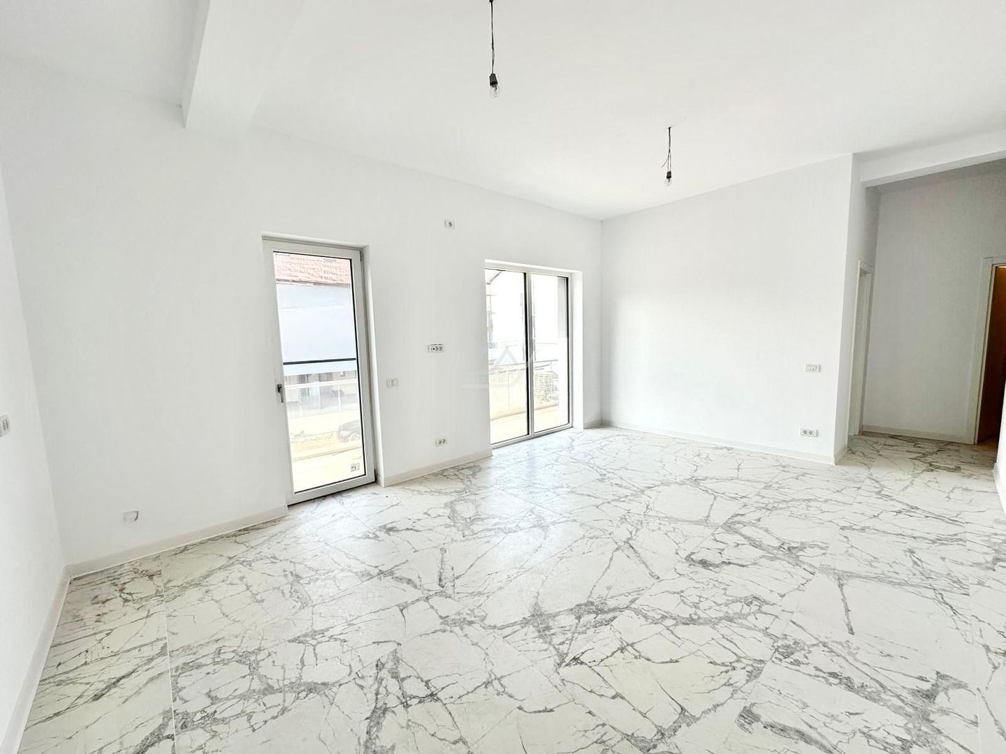 Etaj 1. Bucatarie inchisa. Drum asfaltat. Loc de parcare. - Poză 2