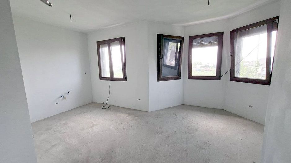 Casă tip vilă cu teren 2426 mp în Matca – oportunitate la 115.000 € - Poză 7