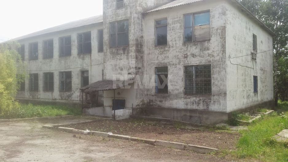 De vânzare teren cu construcții în orașul Sângerei – 56,7 ari - Poză 3