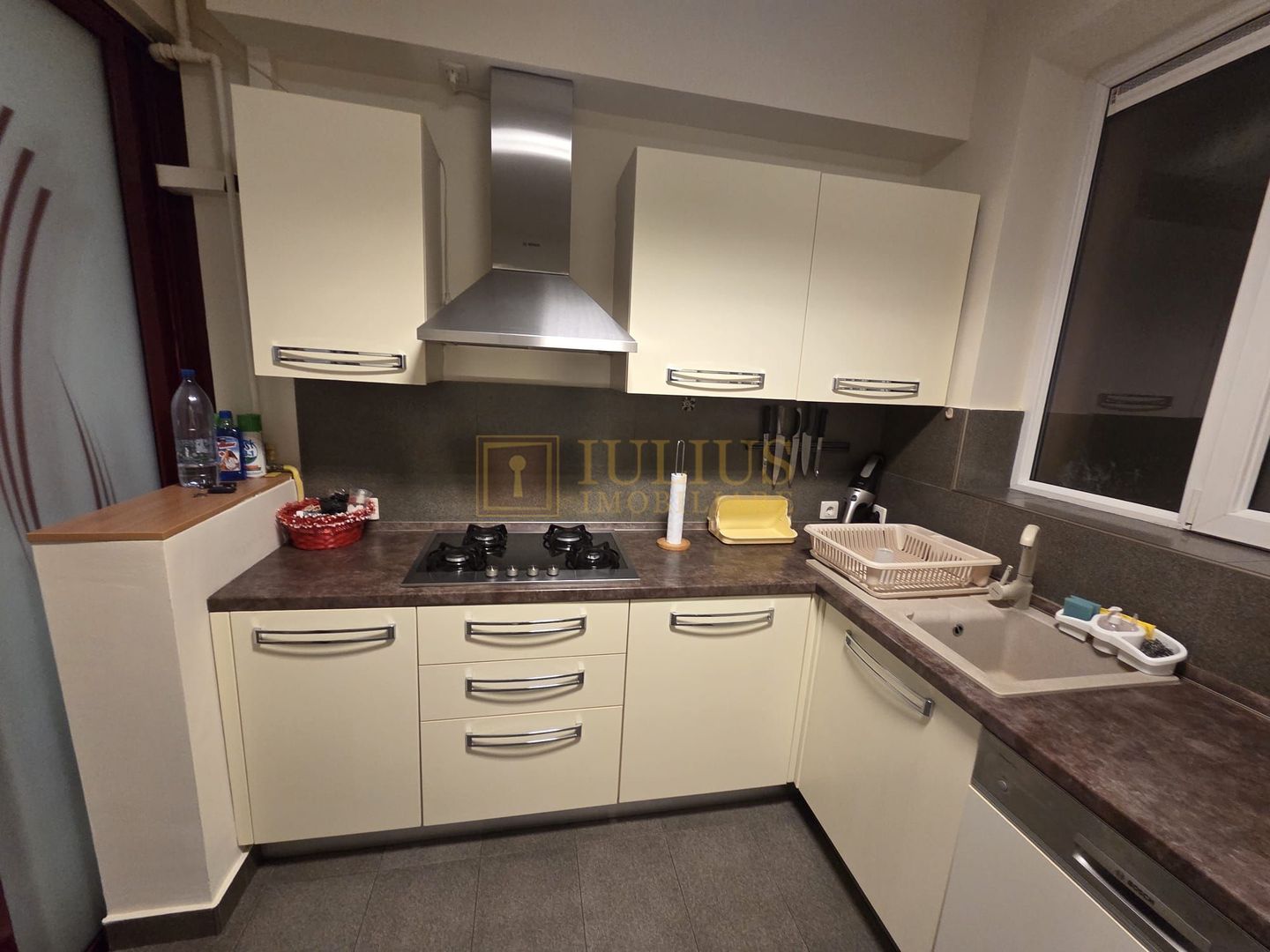 3 camere-107 mp, situat intr-o vila, loc de parcare, centrala gaz - Poză 31