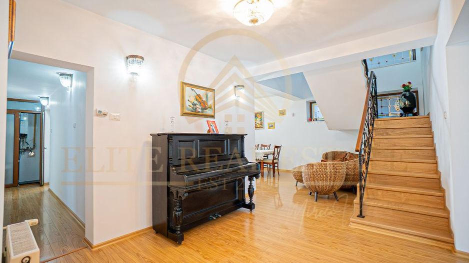 Ovidiu Sud - Zona premium - Vila impozanta, curte mare, garaj, terasa! - Poză 9