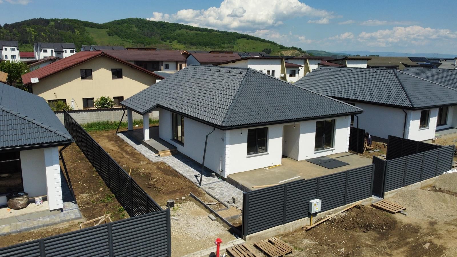 Casa pe parter cu 4 camere de vânzare - Sânpetru - Poză 2