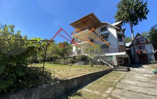 Vila de vanzare, teren 3100 mp, 7 camere, 6 grupuri sanitare, 3 CT, an 1997