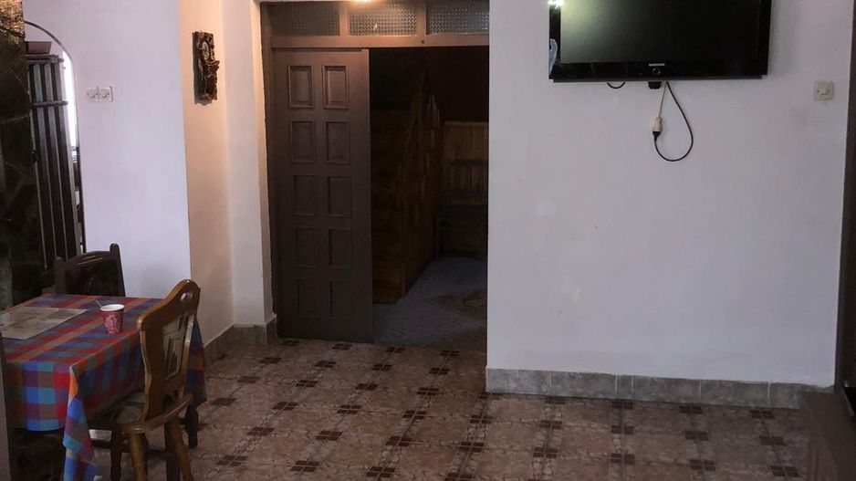 Vila Predeal 500 mp de renovat potential 6 apartamente 3 garaje - Poză 4