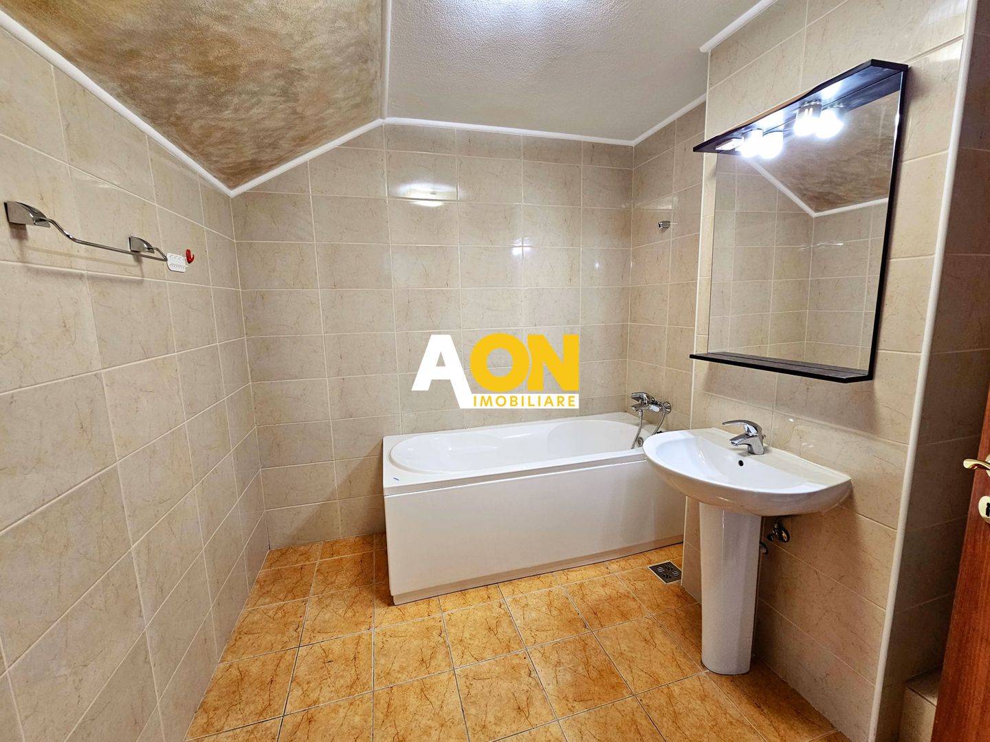 Apartament 4 camere, 3 bai, 137 mp utili, cu garaj, Cetate, zona Piata - Poză 14