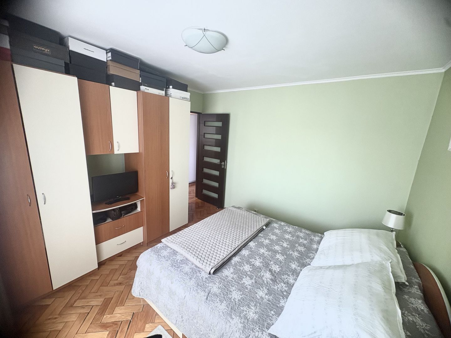 Apartament cu trei camere de vânzare, renovat complet, central - Poză 2