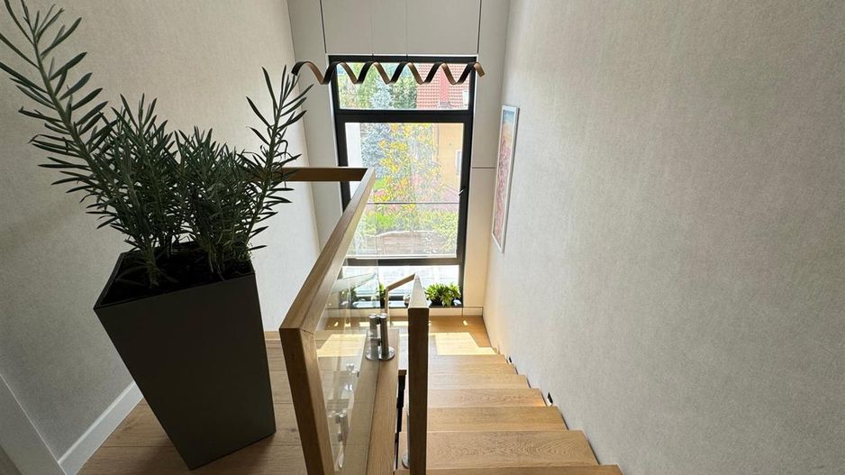 Vila cu arhitectura modera, intr- o oaza de liniste - Poză 4