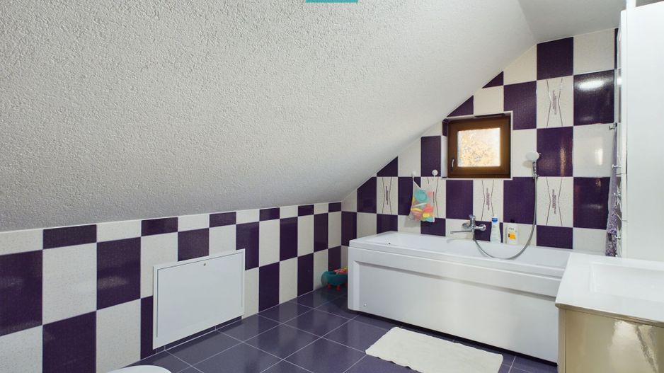 Vilă cu mansardă în Bujac - Poză 22