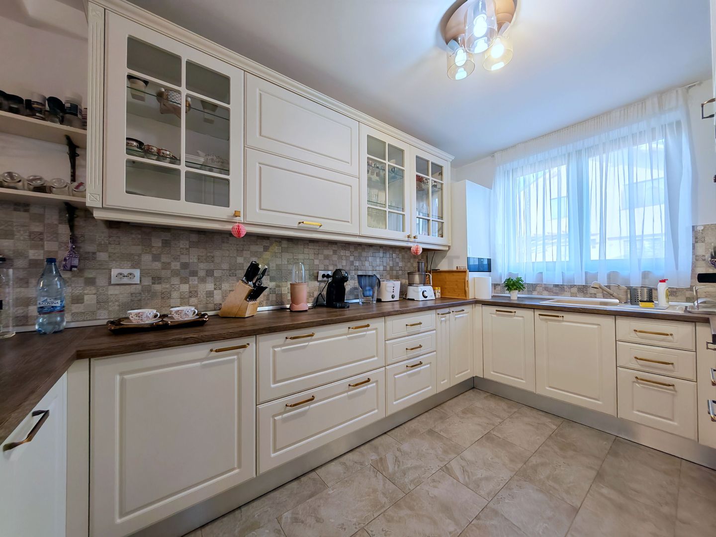 Prima inchiriere, vila cocheta, cu accente exotice - Poză 5