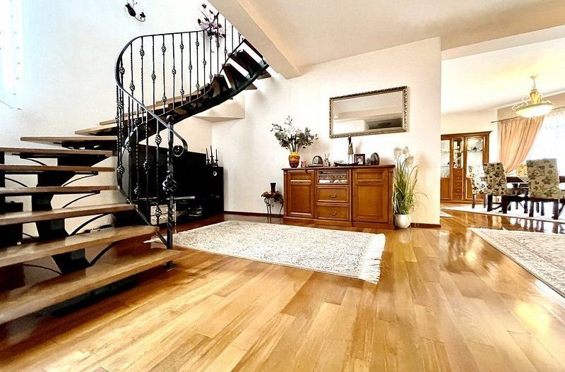 Design clasic, pozitie centrală - casă  în Dumbrăvita - Poză 2