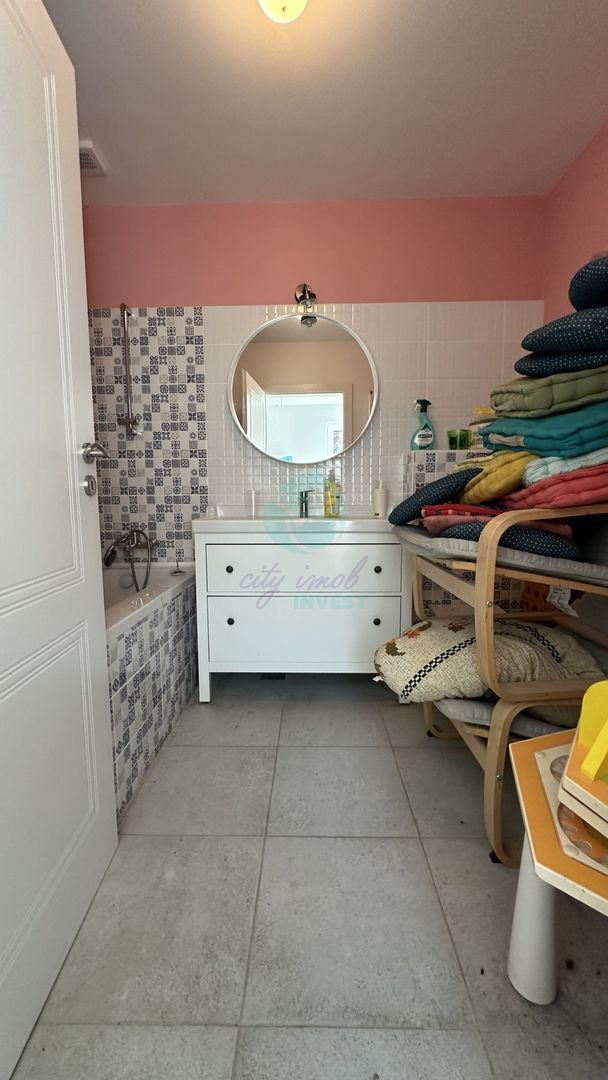 Casa cu o CURTE LIBERA genroasa - Poză 7