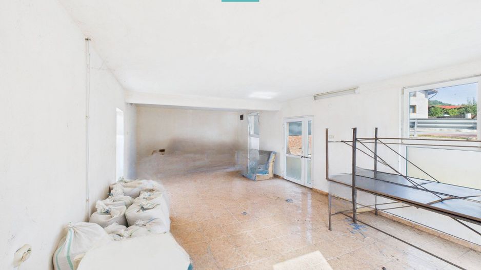 Casă și centru comercial, în localitatea Lazuri - Poză 2