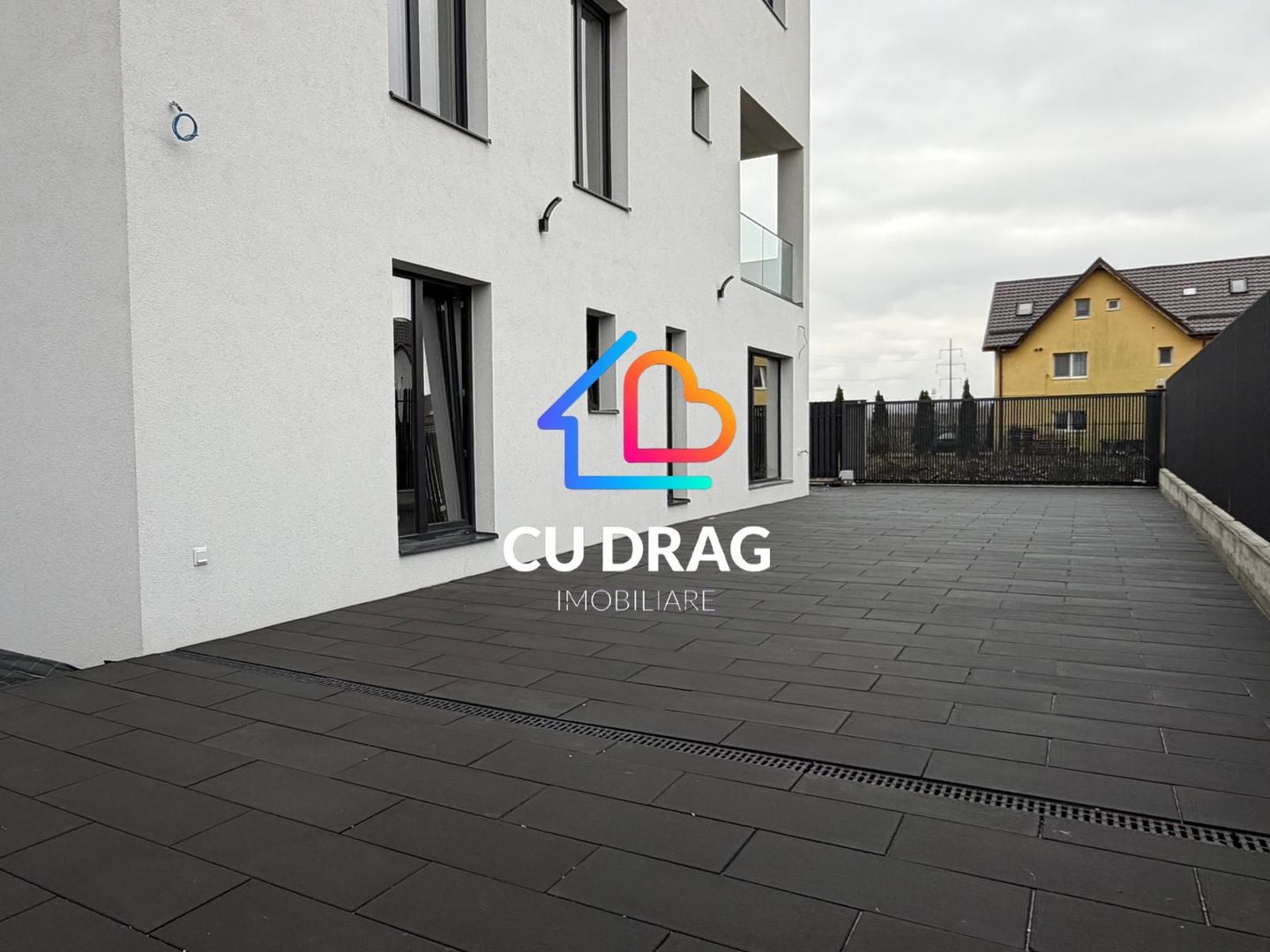 Lux si confort Apartament cu 200 mp de curte - Poză 2