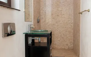 Vilă 5 dormitoare, 4 băi, 2 248mp teren, piscină. Preț: 229 000 E. - Poză 32