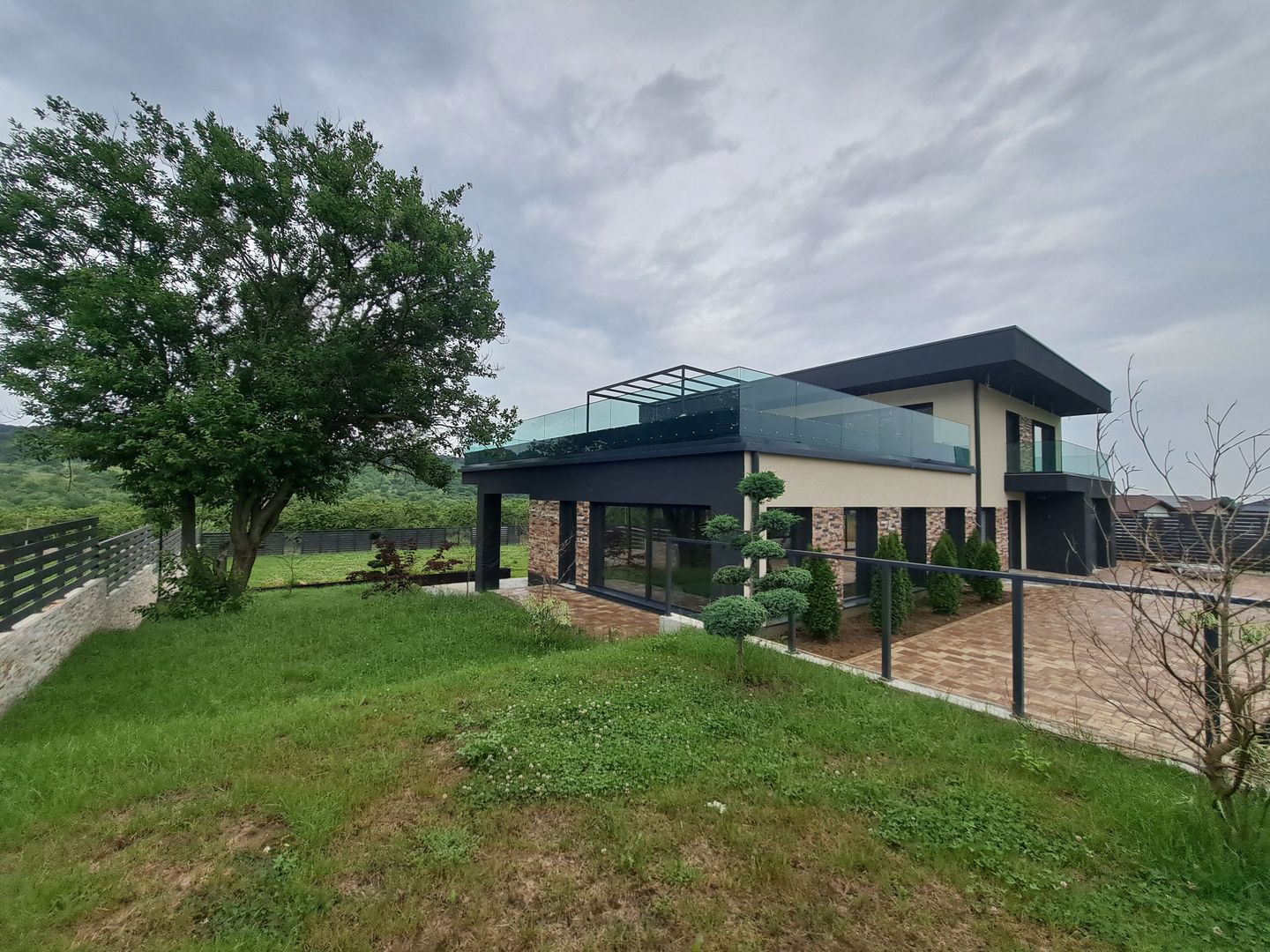 Vilă modernă premium cu piscină interioară, teren 1200 mp și panoramă - Poză 2